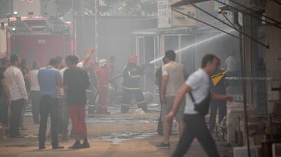Пожарные тушат пожар, возникший после взрыва в торговом центре "Сурмалу" (14 августа 2022). Еревaн