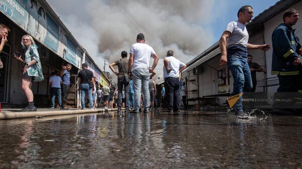 Люди смотрят на пожар, возникший после взрыва в торговом центре Сурмалу (14 августа 2022). Еревaн - Sputnik Армения