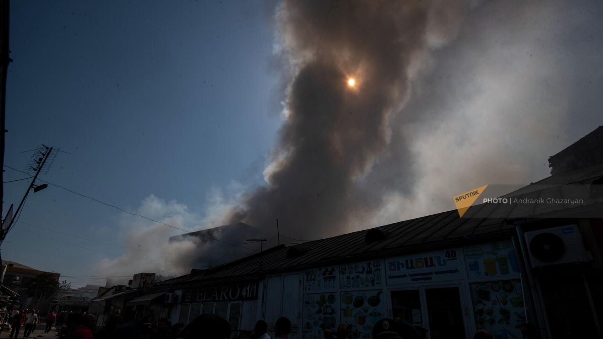 Солнце видно сквозь дым от пожара в торговом центре Сурмалу (14 августа 2022). Еревaн - Sputnik Армения, 1920, 15.08.2022