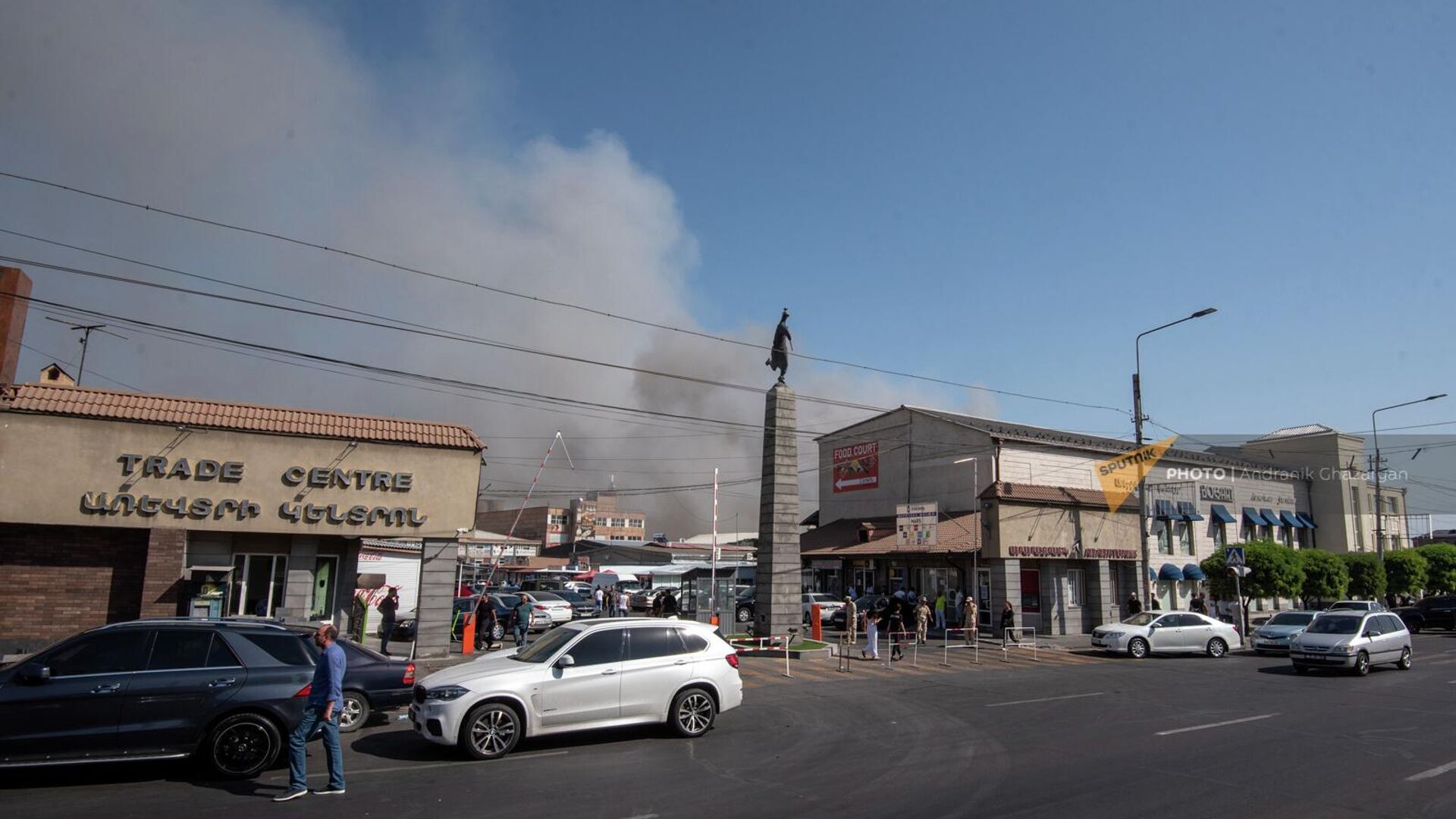 Дым от пожара, возникшего после взрыва в торговом центре Сурмалу (14 августа 2022). Еревaн - Sputnik Армения, 1920, 23.03.2023