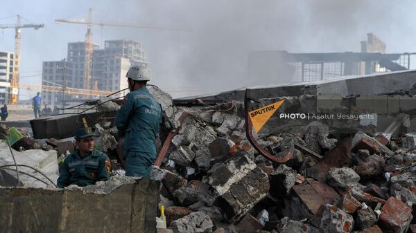 Спасатели работают на месте взрыва торгового центра Сурмалу (15 августа 2022). Еревaн - Sputnik Армения