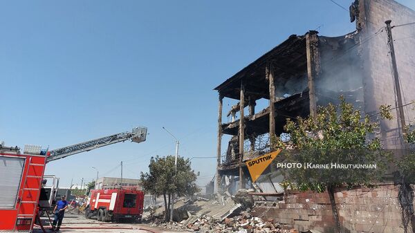 Разбор завалов на месте взрыва торгового центра Сурмалу (15 августа 2022). Еревaн - Sputnik Армения
