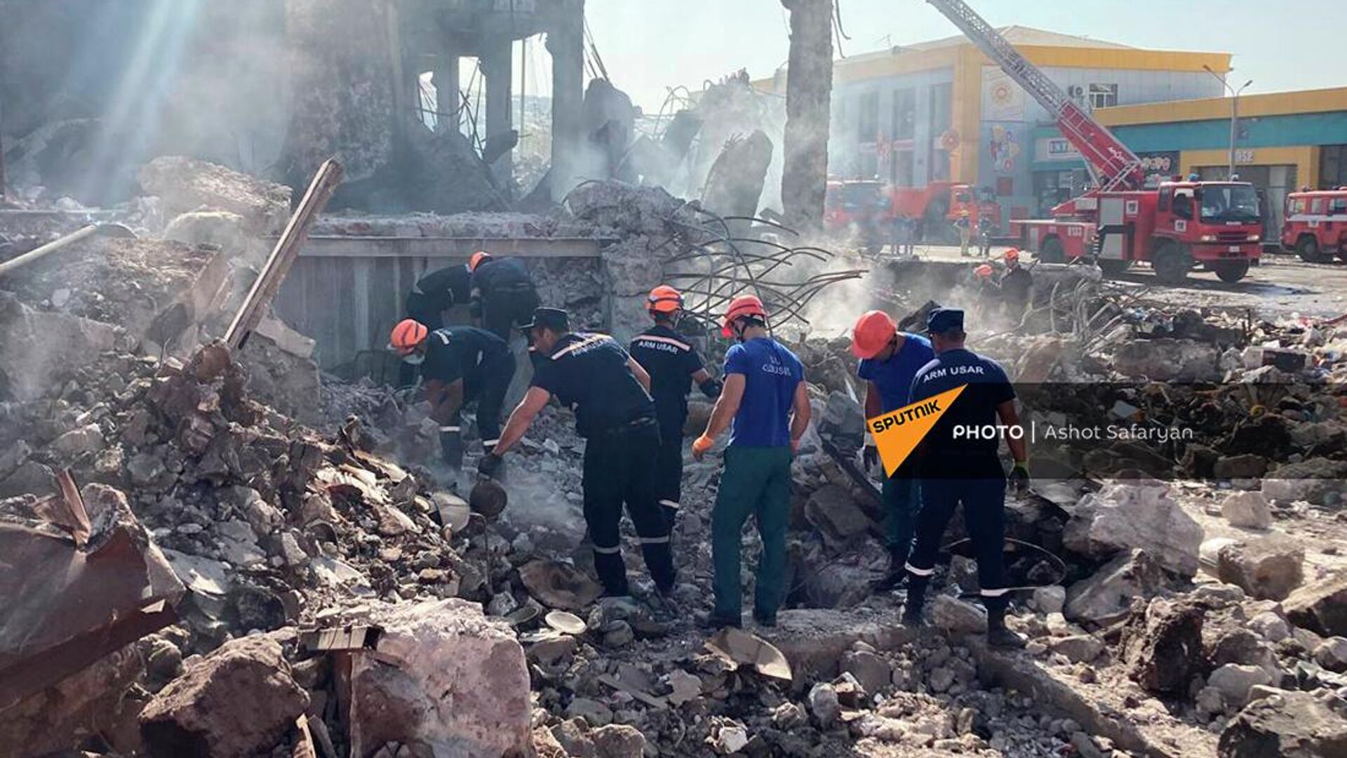 Спасатели работают на месте пожара и обрушения тц Сурмалу (16 августа 2022). Еревaн - Sputnik Армения, 1920, 14.03.2023