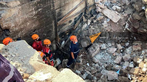 Спасатели работают на месте пожара и обрушения тц Сурмалу (16 августа 2022). Еревaн - Sputnik Армения