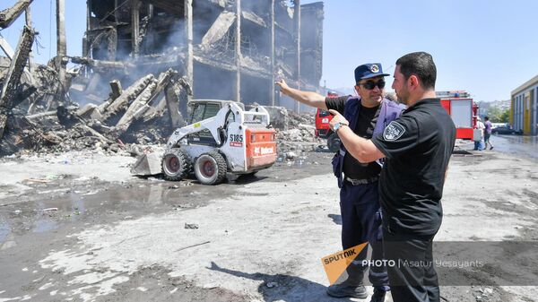 Замминистра по чрезвычайным ситуациям Давид Гамбарян на месте пожара и обрушения тц Сурмалу (16 августа 2022). Еревaн - Sputnik Армения