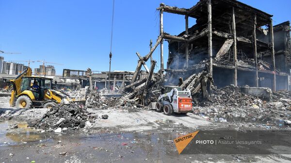 Работа спасателей на месте пожара и обрушения тц Сурмалу (16 августа 2022). Еревaн - Sputnik Армения