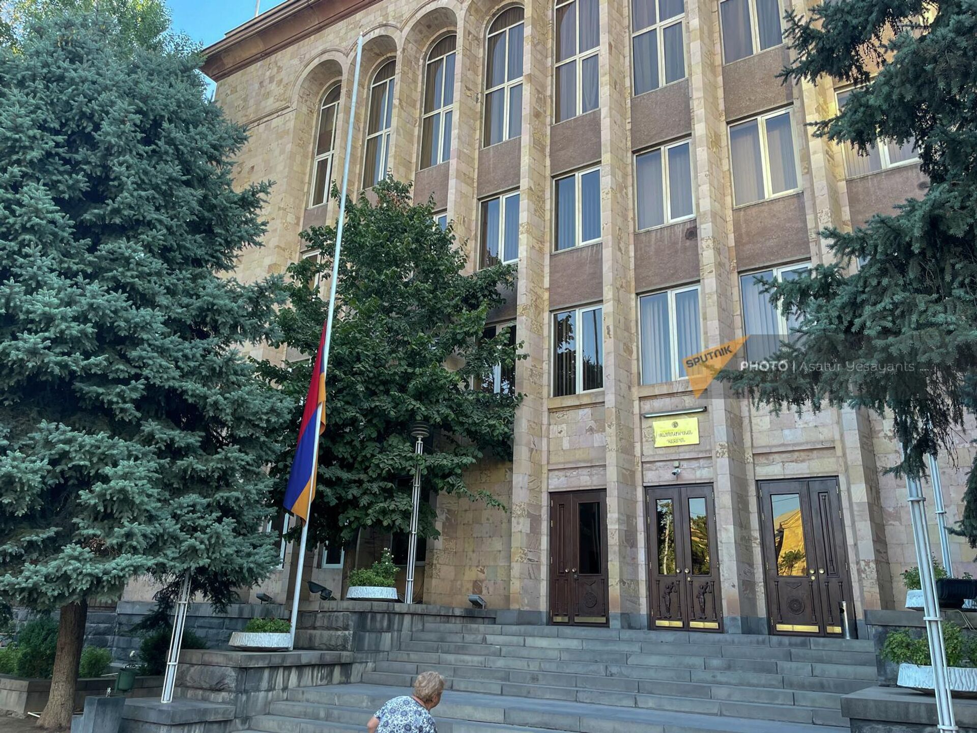 Флаг у здания Конституционного суда приспущен в знак траура по погибшим во время пожара и обрушения тц Сурмалу (17 августа 2022). Еревaн - Sputnik Արմենիա, 1920, 17.08.2022