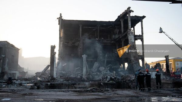 «Սուրմալու» առևտրի կենտրոնում պայթյունից այրված շենքը - Sputnik Արմենիա