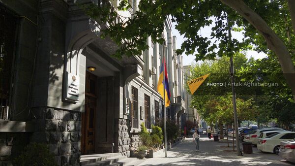 Флаг у здания Генпрокуратуры приспущен в знак траура по погибшим во время пожара и обрушения тц Сурмалу (17 августа 2022). Еревaн - Sputnik Армения