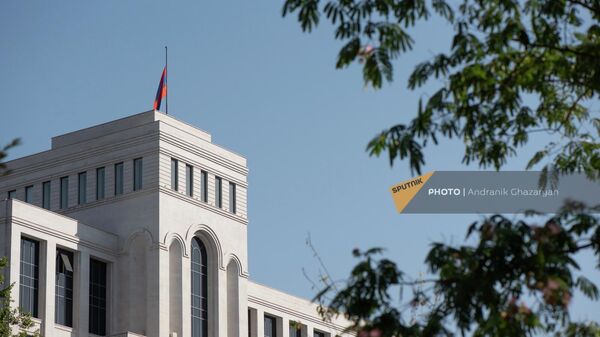 Флаг на здании МИД приспущен в знак траура по погибшим во время пожара и обрушения тц Сурмалу (17 августа 2022). Еревaн - Sputnik Армения