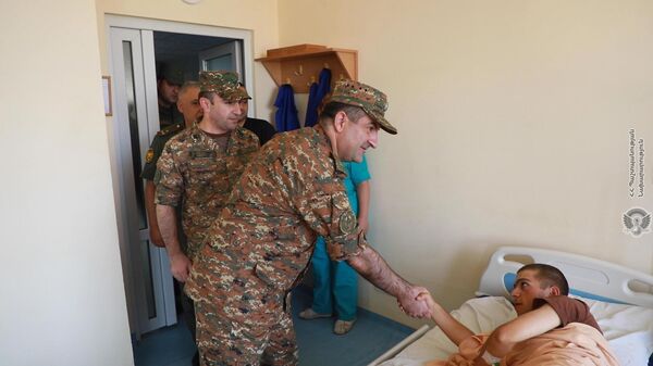 ՀՀ ԶՈւ գլխավոր շտաբի պետն այցելել է զինվորական հոսպիտալ - Sputnik Արմենիա