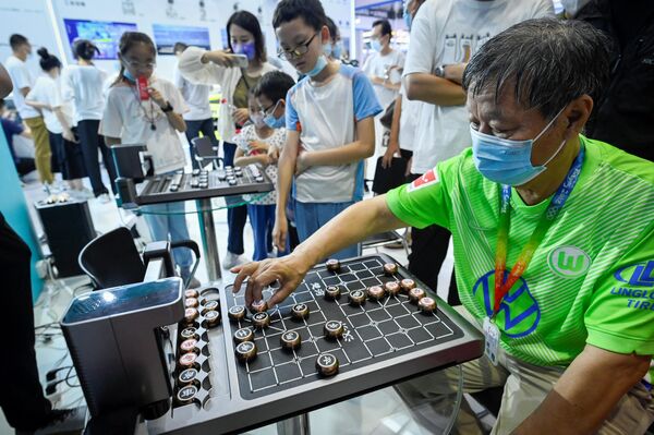 Посетители играют в китайские шахматы с роботом - Sputnik Армения