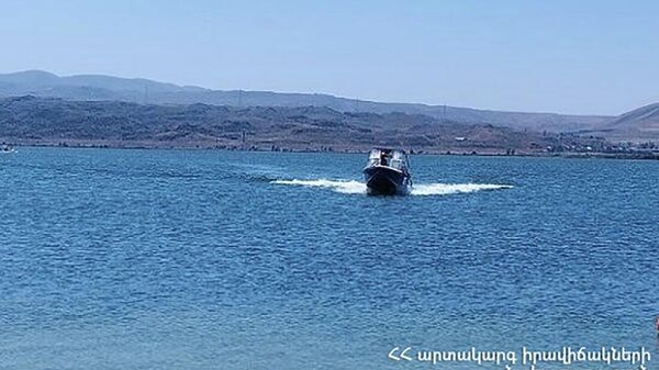 Дежурные спасатели 1-го общественного пляжа озера Севан заметили перевернутую велосипедную лодку примерно в 1 км от берега (21 августа 2022). Севан - Sputnik Армения