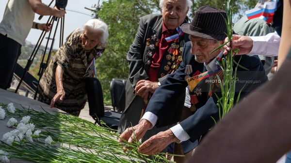 Երևանում հարգանքի տուրք մատուցեցին Հայրենական մեծ պատերազմի հերոս, Ծովակալ Հովհաննես Իսակովի հիշատակին և նշեցին Ռուսաստանի պետական դրոշի օրը։ - Sputnik Արմենիա