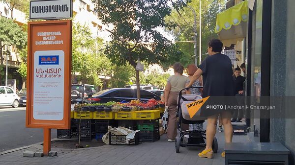 Продажа фруктов на перекрестке проспекта Маштоца и улицы Амиряна - Sputnik Армения