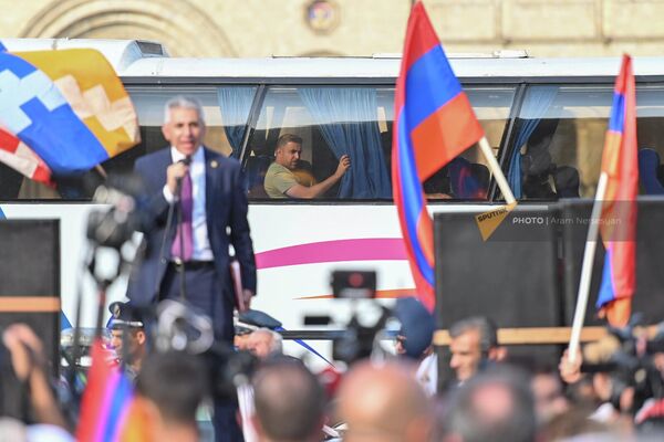 Пассажир проезжающего автобуса наблюдает за очередным митингом на площади Республики.Активисты требовали отставки премьер-министра Никола Пашиняна - Sputnik Армения
