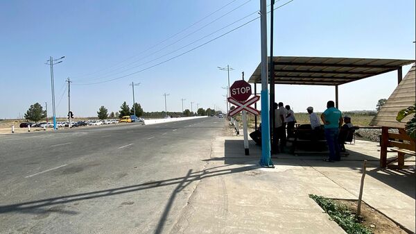 Шоссе, ведущее к границе между Узбекистаном и Афганистаном в Термезе, Узбекистан - Sputnik Армения