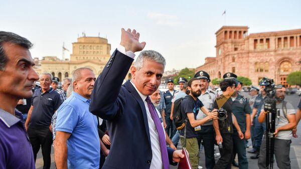 Эдгар Казарян направляется к Дому правительства после завершения митинга Движения независимости на площади Республики (23 августа 2022). Еревaн - Sputnik Армения