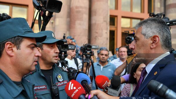 Эдгар Казарян беседует с сотрудниками правоохранительных органов у Дома правительства после завершения митинга Движения независимости на площади Республики (23 августа 2022). Еревaн - Sputnik Армения