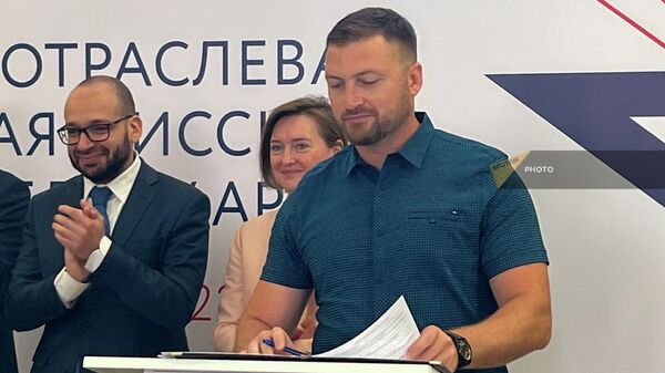 Подписание соглашения о поставке оборудования между компаниями “Ворлд ЭкспромРус” и “Айк-21” (24 августа 2022). Еревaн - Sputnik Армения