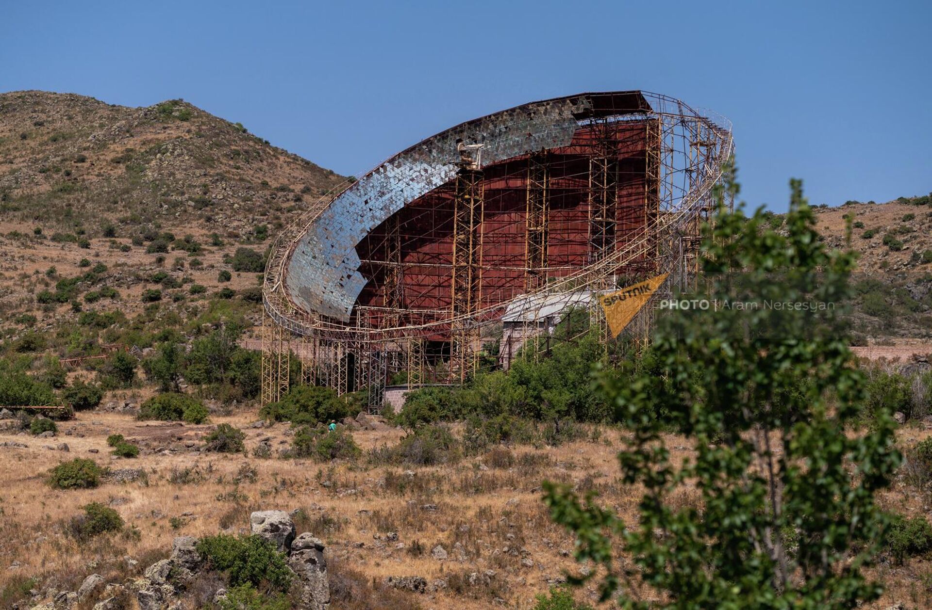 Место для одной из сцен будущего фестиваля Sensor на территории обсерватории Париса Геруни - Sputnik Արմենիա, 1920, 25.08.2022
