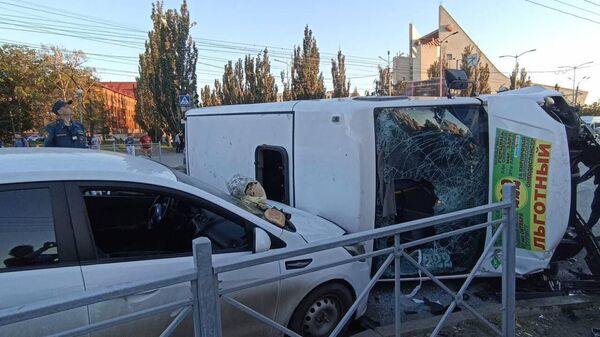 Дорожно-транспортное происшествие маршрутного микроавтобуса с двумя легковыми автомобилями (27 августа 2022). Омск - Sputnik Армения