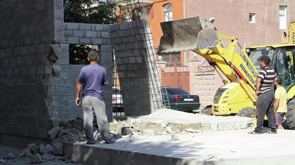 Снос незаконной постройки на пересечении улиц Тиграна Меца - Левона Мадояна в Гюмри - Sputnik Армения