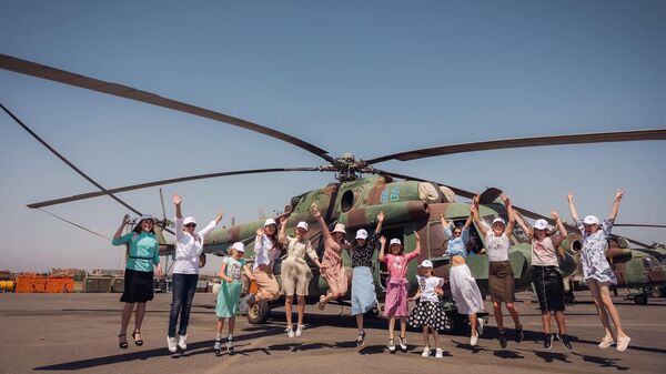 Школьники села Фиолетово посетили военный аэродром Эребуни - Sputnik Армения
