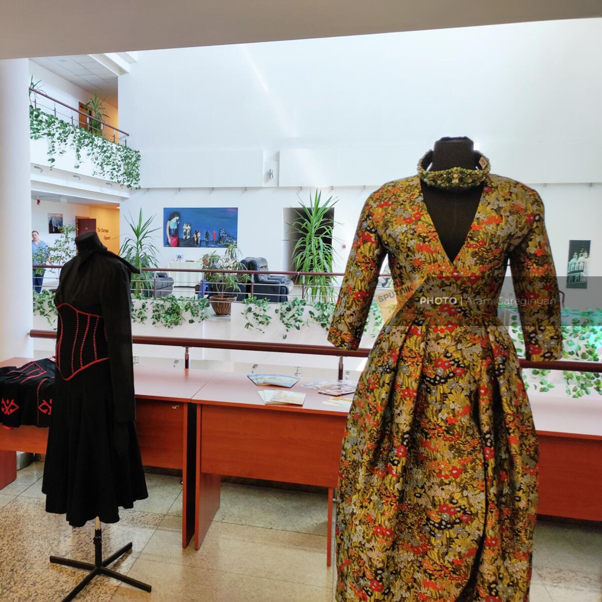 Одежда в ереване. Одежда для выставки женская. Армянские дизайнеры одежды в Ереване. Швейные фабрики Армении. Армянский костюм женский.