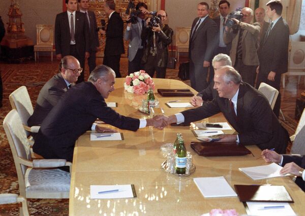 Միխայիլ Գորբաչովը ողջունում է Բրազիլիայի նախագահ Ժոզե Սարնեյին Կրեմլում զրույցից առաջ (1988 թվականի հոկտեմբերի 17, Մոսկվա) - Sputnik Արմենիա