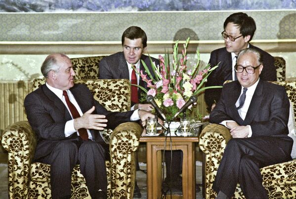 ԽՍՀՄ նախագահ Միխայիլ Գորբաչովը զրուցում է Չինաստանի Կոմկուսի ԿԿ գլխավոր քարտուղար Չժաո Ցզիյանի հետ (1989 թվականի մայիսի 15, Պեկին) - Sputnik Արմենիա