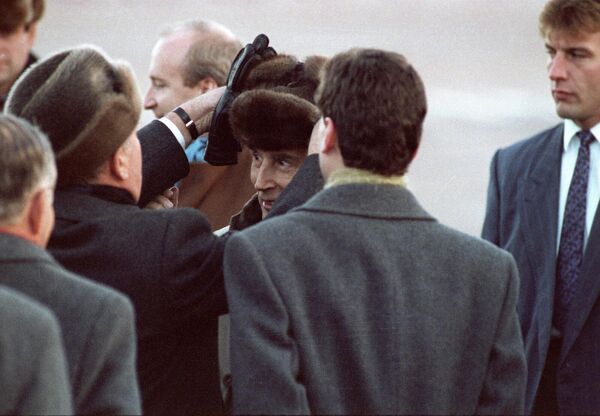 Միխայիլ Գորբաչովը ողջունում է Ֆրանսիայի նախագահ Ֆրանսուա Միտերանին Բորիսպոլի օդանավակայանում (1989 թվականի դեկտեմբերի 4, Կիև) - Sputnik Արմենիա