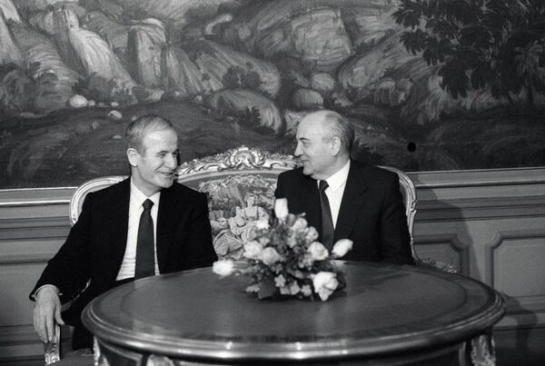 ԽՍՀՄ նախագահ Միխայիլ Գորբաչովը զրուցում է Սիրիայի նախագահ Հաֆեզ Ասադի հետ (1990 թվականի ապրիլի 27, Մոսկվա) - Sputnik Արմենիա