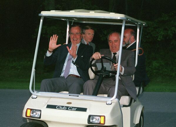 Президент СССР Михаил Горбачев катает президента США Джорджа Буша на гольф-каре президента Буша (2 июня 1990). Кэмп-Дэвид - Sputnik Армения
