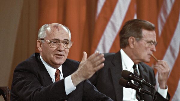 Президенты СССР и США Михаил Горбачев и Джордж Буш после подписания советско-американского договора о сотрудничестве в Белом доме (2 июня 1990). Вашингтон - Sputnik Армения