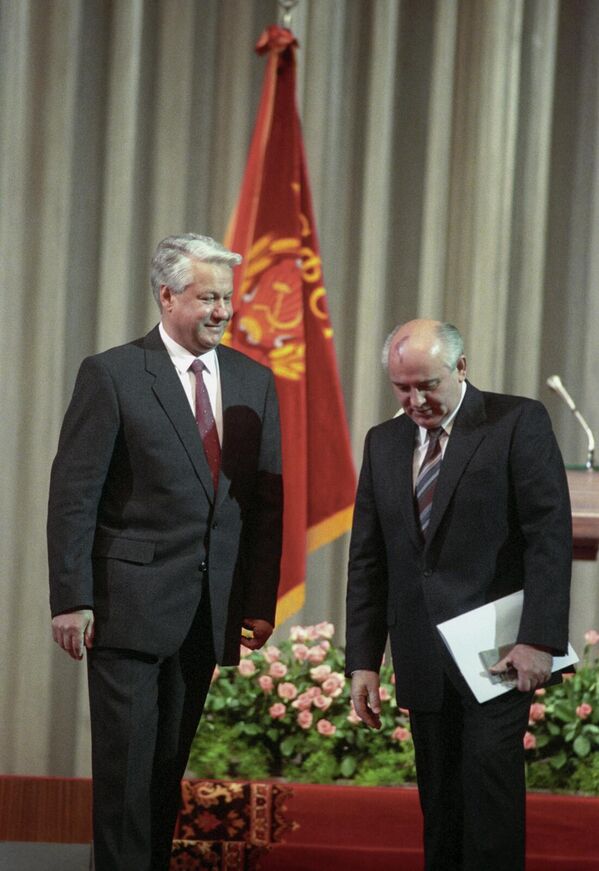 ԽՍՀՄ նախագահ Միխայիլ Գորբաչովը շնորհավորում է Բորիս Ելցինին ՌԽՖՍՀ-ի նախագահի պաշտոնը զբաղեցնելու կապակցությամբ (1991 թվականի հուլիսի 9, Մոսկվա) - Sputnik Արմենիա