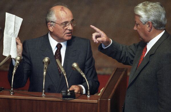 ԽՍՀՄ նախագահ Միխայիլ Գորբաչովն ու ՌԴ նախագահ Բորիս Ելցինը ՌԽՖՍՀ ԶՈւ-ի արտահերթ նստաշրջանի նիստում (1991 թվականի օգոստոսի 22, Մոսկվա) - Sputnik Արմենիա