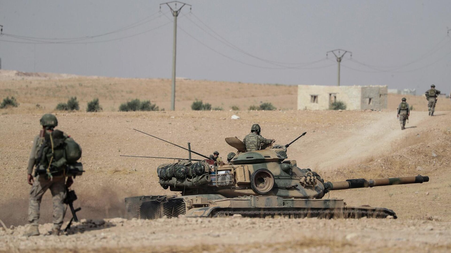 Турецкие танки дислоцируются в северном сирийском регионе Манбидж (15 октября 2019). Сирия - Sputnik Армения, 1920, 06.10.2023