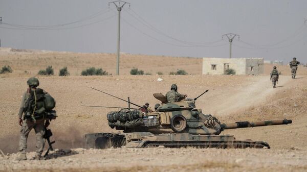 Турецкие танки дислоцируются в северном сирийском регионе Манбидж (15 октября 2019). Сирия - Sputnik Армения