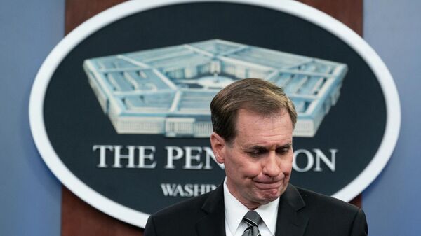 Официальный представитель Пентагона Джон Кирби пожимает губы после завершения брифинга для СМИ (17 мая 2022). Вашингтон - Sputnik Армения