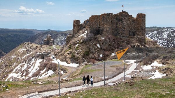 Туристы у крепости Амберд - Sputnik Արմենիա