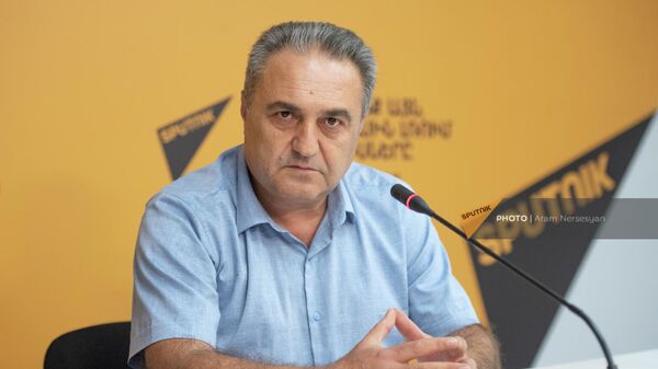 Политический аналитик Армен Багдасарян на пресс-конференции в мультимедийном пресс-центре Sputnik (1 сентября 2022). Еревaн - Sputnik Армения