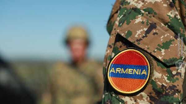 Армянские военнослужащие на торжественной церемонии открытия широкомасштабных международных стратегических командно-штабных учений Восток-2022 - Sputnik Армения
