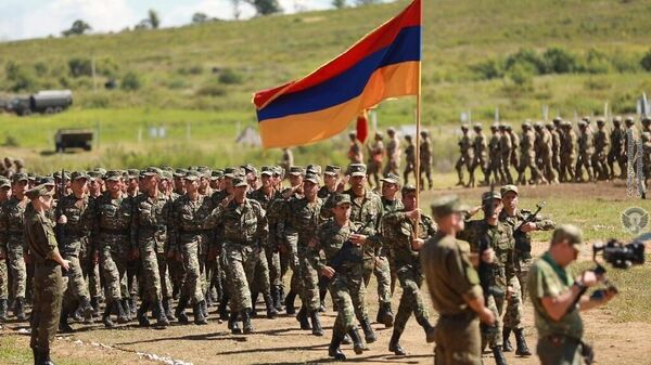 Армянские военнослужащие на торжественной церемонии открытия широкомасштабных международных стратегических командно-штабных учений Восток-2022 - Sputnik Армения