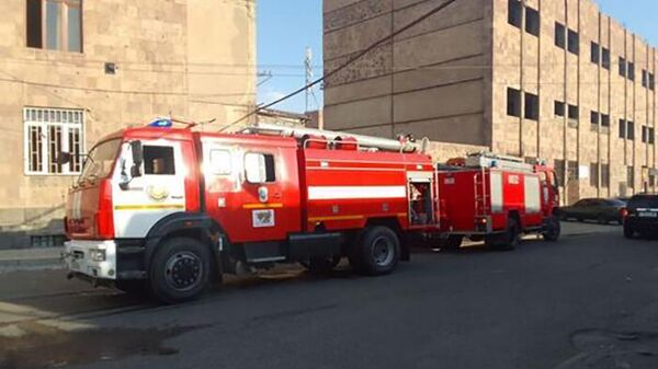 Сотрудники пожарной службы МЧС Армении тушат пожар на крыше трехэтажного дома на улице Туманяна (1 сентября 2022). Эчмиадзин - Sputnik Армения