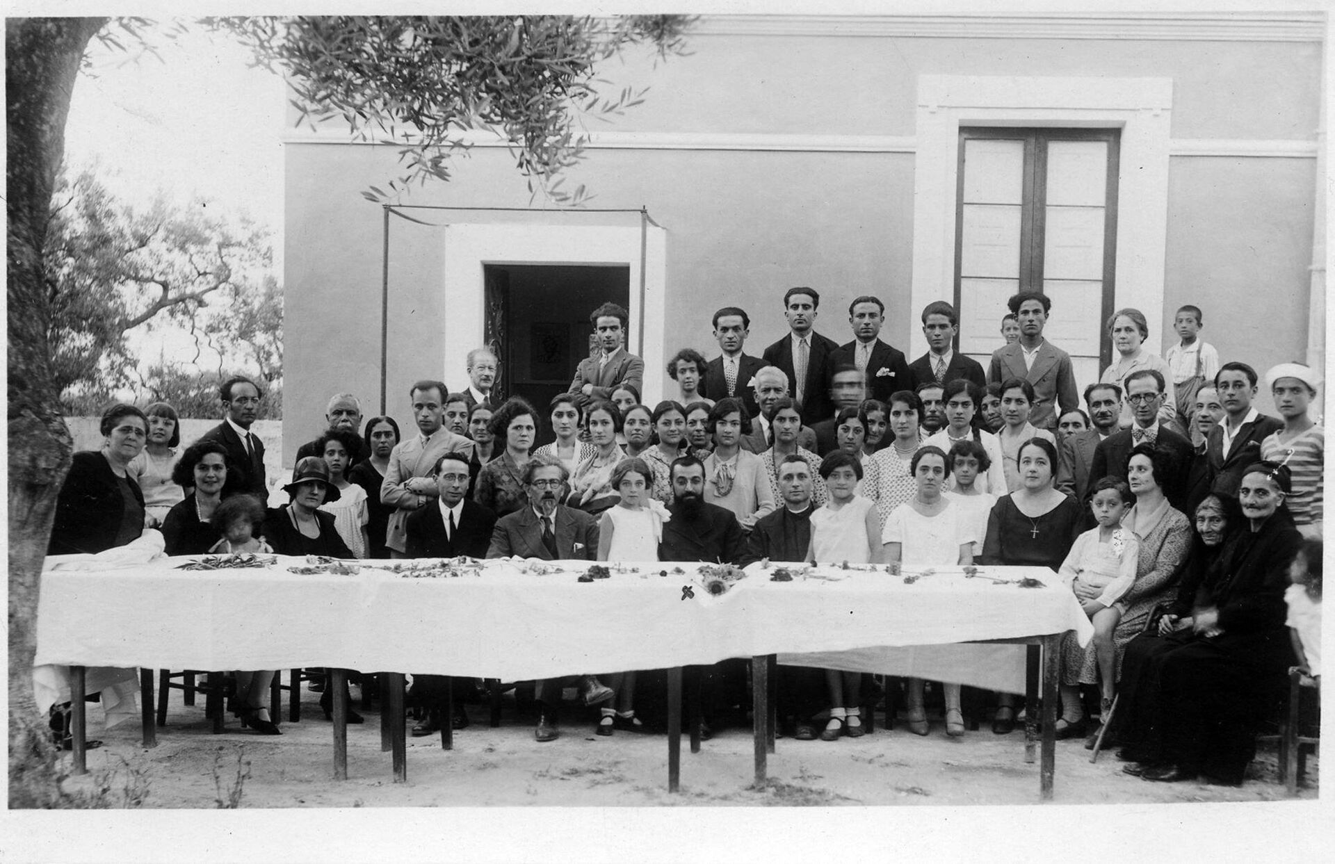 Армянские переселенцы из общины Нор Аракс близ города Бари, Италия. - Sputnik Армения, 1920, 02.09.2022