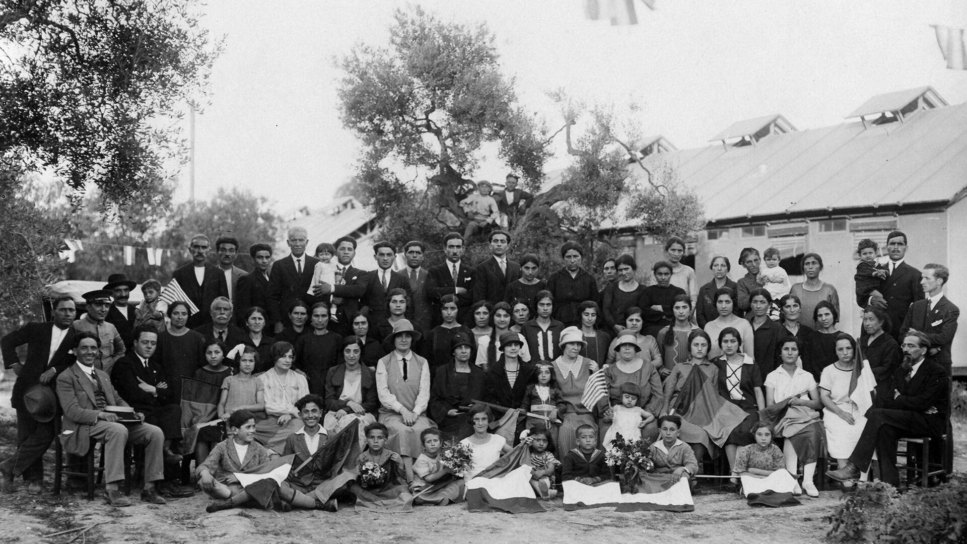 Армянские переселенцы из общины Нор Аракс близ города Бари, Италия. - Sputnik Армения, 1920, 04.09.2022