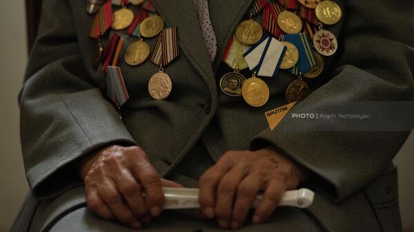 Руки одного из ветеранов ВОВ на церемонии чествования ветеранов Великой Отечественной войны и торжественного вручения фотопортретов Лица Великой Победы (2 сентября 2022). Еревaн - Sputnik Армения