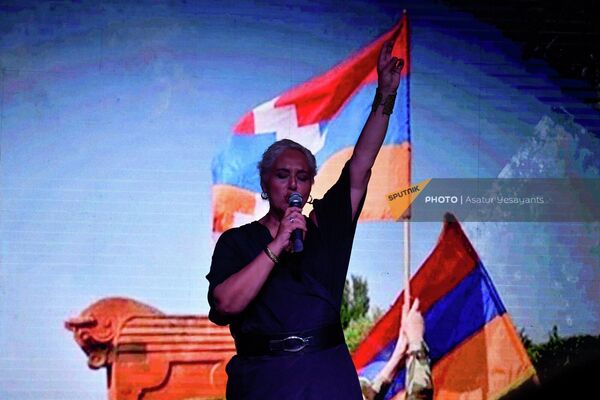 Երգչուհի Շուշան Պետրոսյանը ելույթ է ունենում «Դիմադրություն» շարժման հանրահավաքի ժամանակ։ - Sputnik Արմենիա
