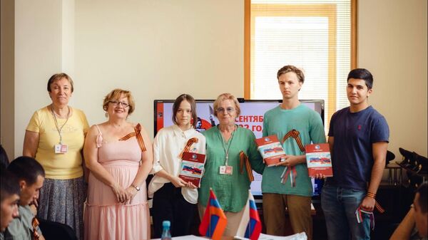 Армянские участники международной акции Диктант Победы, приуроченной ко дню окончания Второй мировой войны (3 сентября 2022). Еревaн - Sputnik Армения